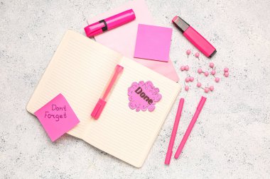 Kelime Done, metin ile yapışkan notlar grunge arkaplan üzerinde kırtasiye unutmayın