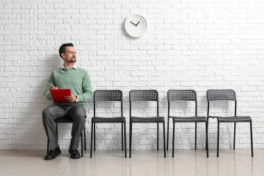 Genç adam iş görüşmesini bekliyor.