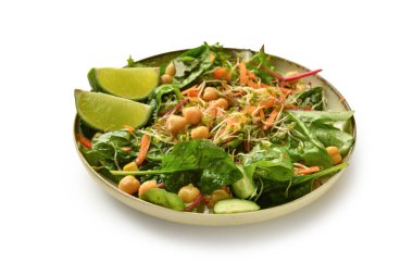 Beyaz arka planda taze salata tabağı