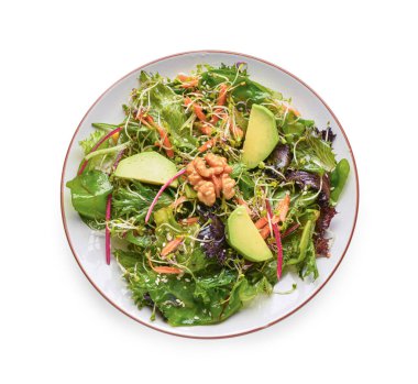 Beyaz arka planda taze sebze salatası.