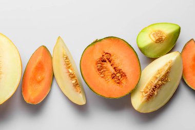 Gri arkaplanda tatlı kavun parçaları