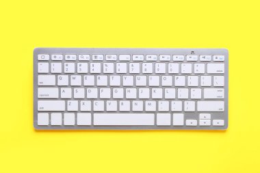 Sarı zemin üzerinde modern bilgisayar klavyesi