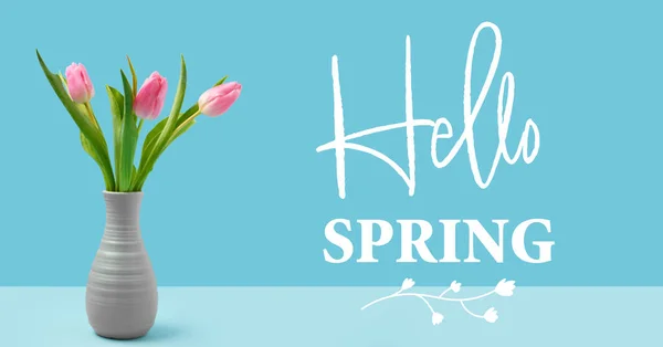 Ваза Красивыми Тюльпанами Текстом Hello Spring Голубом Фоне — стоковое фото
