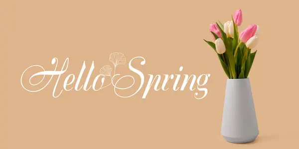 Ваза Красивыми Тюльпанами Текстом Hello Spring Бежевом Фоне — стоковое фото
