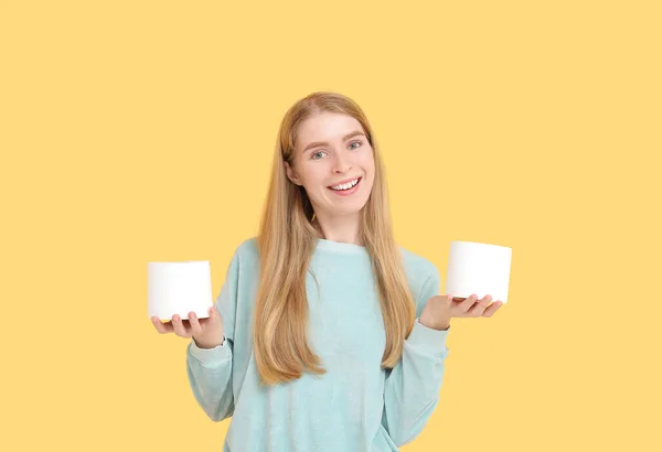 Junge Frau Mit Toilettenpapierrollen Vor Farbigem Hintergrund — Stockfoto