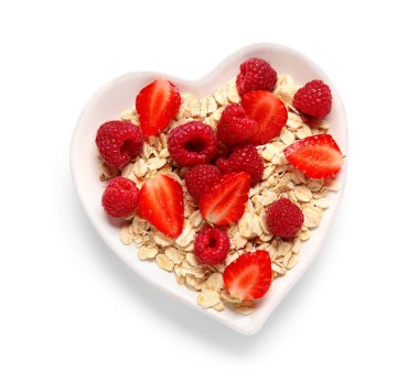 Beyaz arka planda taze böğürtlen ve yulaf ezmesi tabağı. Diyet kavramı