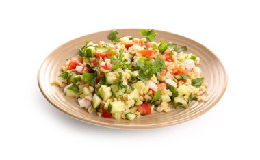 Beyaz arka planda lezzetli bir tabakta salata.