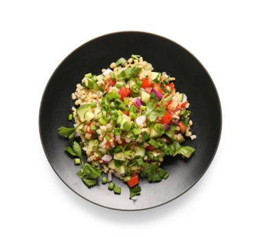 Beyaz arka planda lezzetli bir tabakta salata.