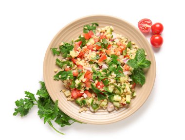 Beyaz arka planda lezzetli bir tabakta salata.