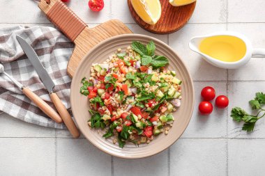 Hafif fayanslı nefis tabakta salata.