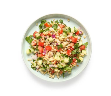 Beyaz arka planda lezzetli bir tabakta salata.