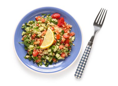 Lezzetli salata ve çatallı beyaz arka plan tabağı.