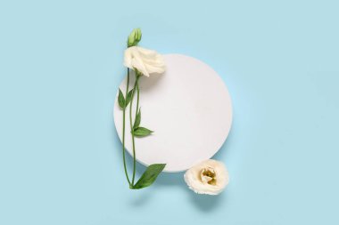 Boş kağıda ve mavi arka planda güzel östoma çiçeklerine sahip kompozisyon