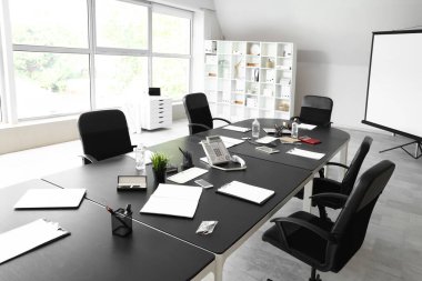 Masası ve raf ünitesi olan konferans odasının içinde.