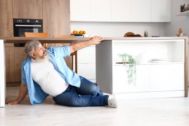 Mutfakta yerde yatan olgun bir adamdan korkuyorsun.