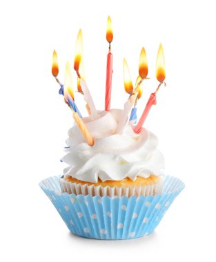 Beyaz arka planda yanan mumlarla nefis bir doğum günü pastası.