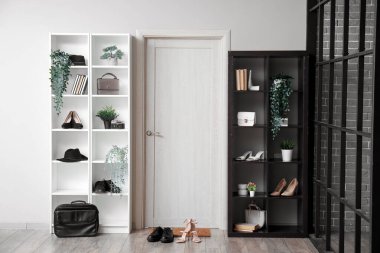 Koridorun içinde kapı ve raf üniteleri var.