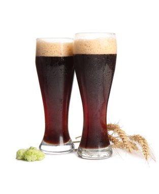 Siyah bira bardakları, dikenler ve beyaz arka planda zıplamalar.