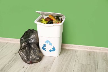 Yiyecek atıkları ve yeşil duvarın yanındaki çöp torbaları için konteynır. Geri dönüşüm kavramı