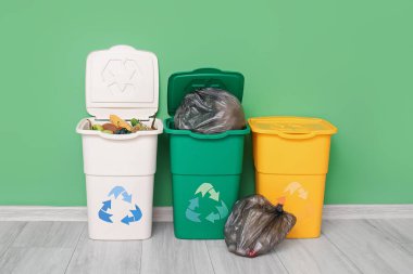 Yiyecek atıkları ve yeşil duvarın yanındaki çöp torbaları için konteynırlar. Geri dönüşüm kavramı