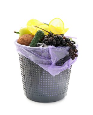 Beyaz arka planda atık gıdalarla dolu bir çöp tenekesi. Geri dönüşüm kavramı