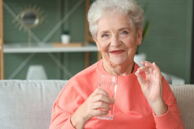 Hap ve su evde, closeup ile üst düzey kadın