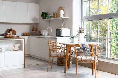 Modern mutfağın içinde kurutulmuş lavantalı yemek masası.