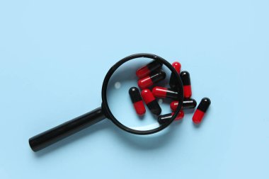 Mavi arka planda haplı büyüteç