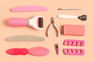 Pembe arka planda pedikür için profesyonel araçlar kümesi