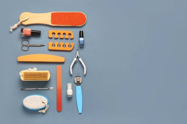 Gri arka planda tırnak cilası olan pedikür için profesyonel araç seti