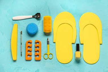 Grunge mavi arka planda tırnak cilası olan pedikür için profesyonel araçlar kümesi