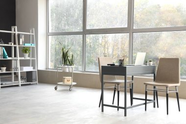 Çalışma yeri ve raf ünitesi olan modern tıp bürosu.