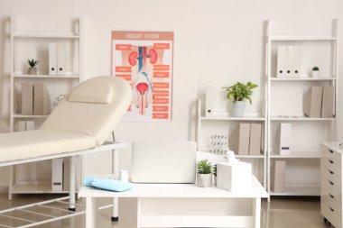 Çalışma yeri, kanepe ve raf üniteleri olan bir tıp bürosu.