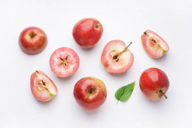 Beyaz arka planda yaprağı olan tatlı pembe elmalar