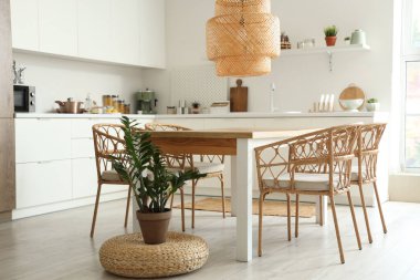 Modern mutfağın içindeki temiz ahşap masa.