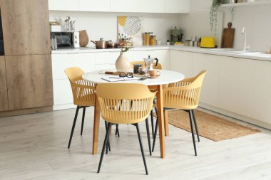 Kahvaltı için servis edilen modern mutfağın içinde.