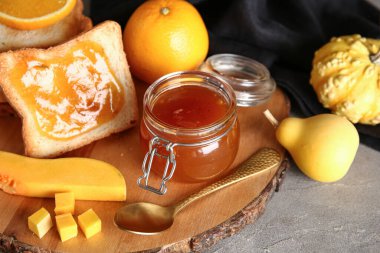 Kavanoz ve tost, gri masada tatlı kabak reçeli.
