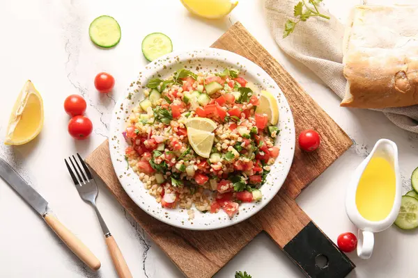 Hafif arka planda nefis tabakta salata.