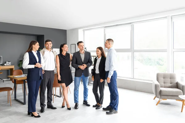 Bir grup iş adamı konferans salonunda.