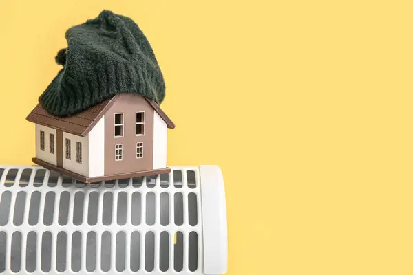 Φιγούρα Του Σπιτιού Ζεστό Καπέλο Ηλεκτρικό Θερμοσίφωνα Κοντά Κίτρινο Τοίχο — Φωτογραφία Αρχείου