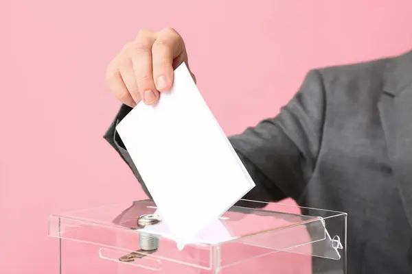 Szavazás Fiatal Férfi Közelében Szavazóláda Rózsaszín Háttér Közelkép — Stock Fotó