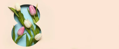 Mavi arka planda güzel laleleri olan, şekil 8 şeklinde bej kağıtlı bir delik. Uluslararası Kadınlar Günü