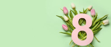Laleler ve figür 8 yeşil arka planda ve mesaj için boşluk var. Uluslararası Kadınlar Günü Kutlaması Sancağı