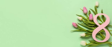 Laleler ve figür 8 yeşil arka planda ve mesaj için boşluk var. Uluslararası Kadınlar Günü Kutlaması Sancağı