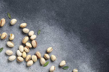 Lezzetli fıstıklar ve arkaplanda yapraklar