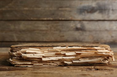 Ahşap zemin üzerine eski bir kitap