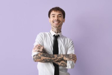 Leylak arkaplan gömlekli mutlu genç adam.