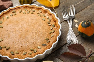 Ahşap zemin üzerinde lezzetli balkabağı turtası olan fırın tabağı