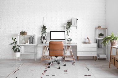 Çalışma alanı, rafları ve bitkileri olan ışık ofisinin içi