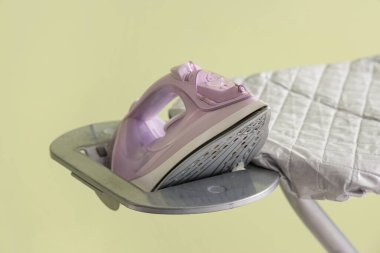 Gemide elektrik demiri var, yeşil arkaplanda, yakın plan.